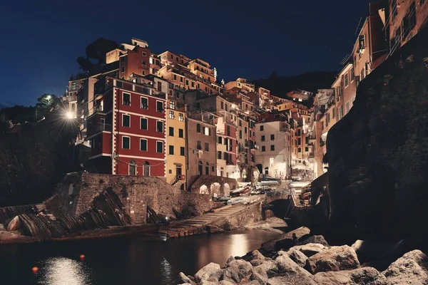 Riomaggiore Blick auf das Wasser in der Nacht — Stockfoto