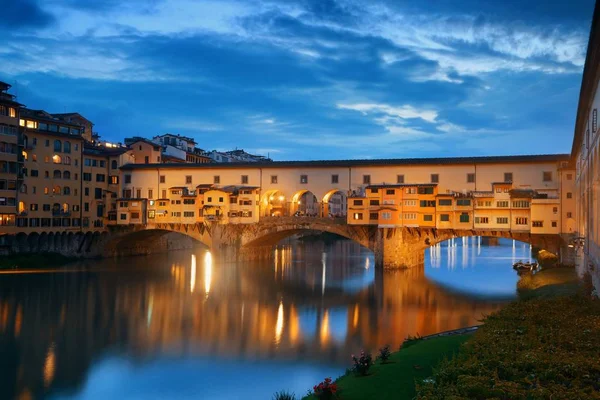 Ponte Vecchio sobre o rio Arno em Florença — Fotografia de Stock
