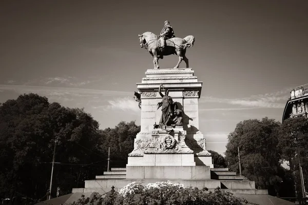 Památník Giuseppa Garibaldiho v Miláně — Stock fotografie