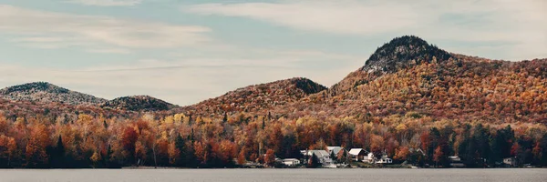 Casa do lago com folhagem de outono e montanhas — Fotografia de Stock