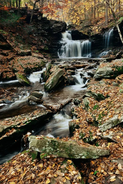 Wodospady jesień w parku — Zdjęcie stockowe