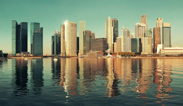 Linha do horizonte de Singapura com edifícios urbanos — Fotografia de Stock