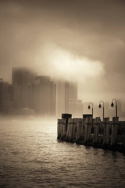 New York City centrum in de mist — Stockfoto