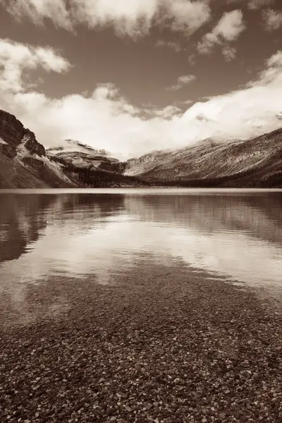 Montanhas e reflexão florestal em Bow Lake — Fotografia de Stock
