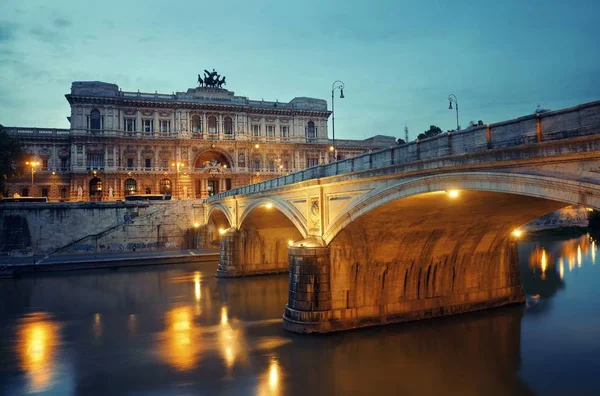 Річки Тибр і палац юстиції вночі в Римі — стокове фото