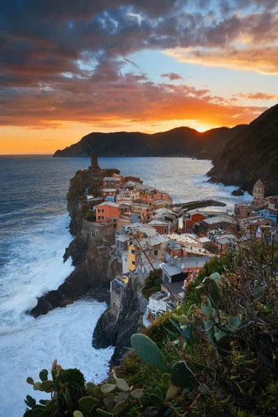 Vernazza bij zonsondergang in Cinque Terre — Stockfoto