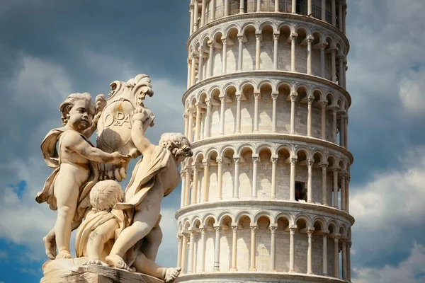 Leaning tower ve heykel Pisa — Stok fotoğraf