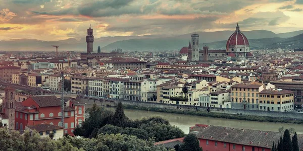Florentská katedrála s panorama města — Stock fotografie