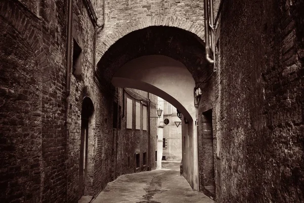 Siena straat archway — Stockfoto