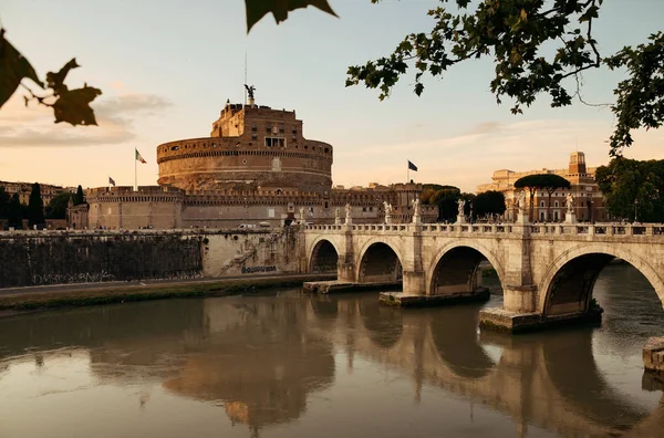 Кастель-Сан-Анджело и Тибр в Риме — стоковое фото