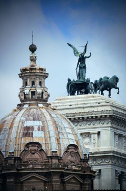 kubbe ve heykel. İtalya.