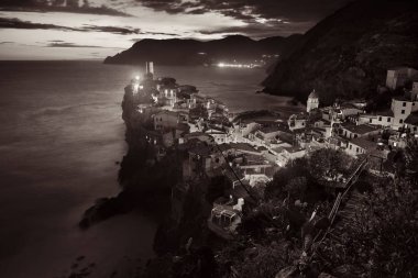 Vernazza Cinque Terre siyah beyaz geceleri