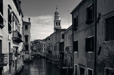 Venedik kanal manzaralı tarihi binalar