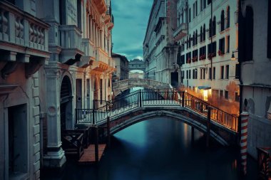 Venedik canal gece köprü