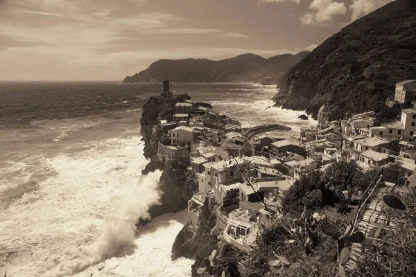 Vernazza-Gebäude und Meer in Cinque Terre — Stockfoto