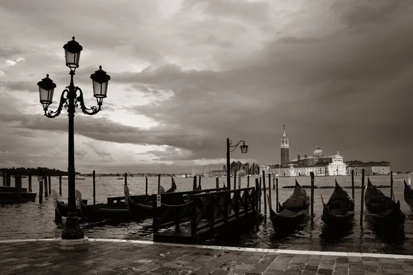 Gondel und Insel San Giorgio Maggiore — Stockfoto