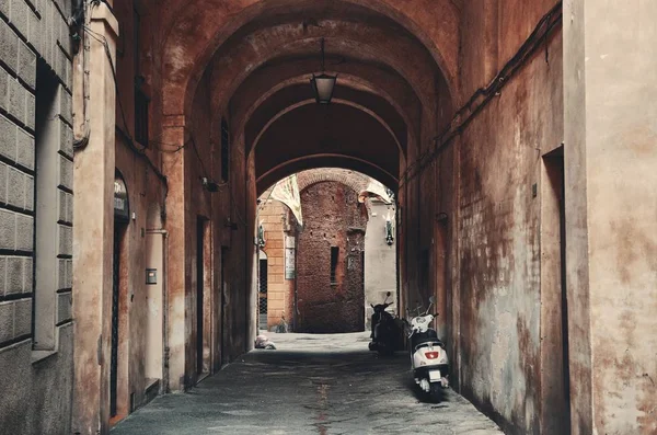 Siena straat archway — Stockfoto