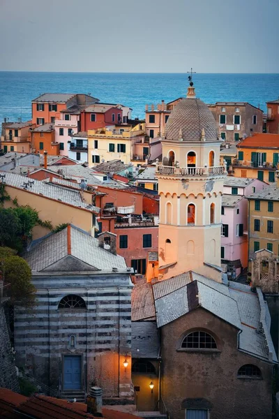Vernazza binalar ve Cinque Terre denizde — Stok fotoğraf
