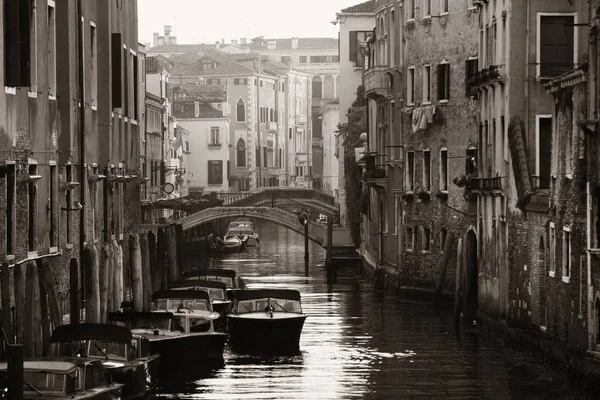 Vue sur le canal de Venise avec bâtiments historiques. — Photo