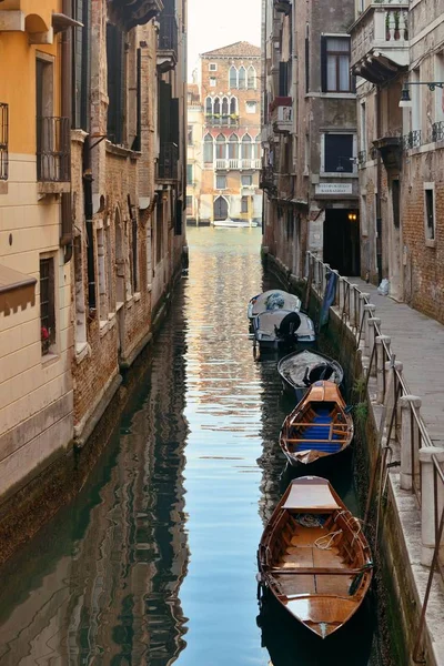 Veneza beco do barco — Fotografia de Stock