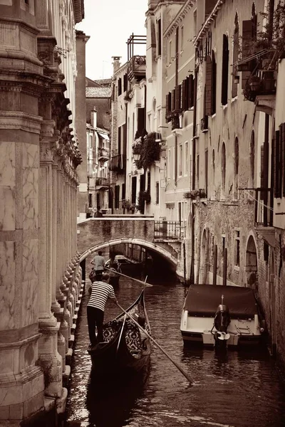 Gondola del canale di Venezia — Foto Stock