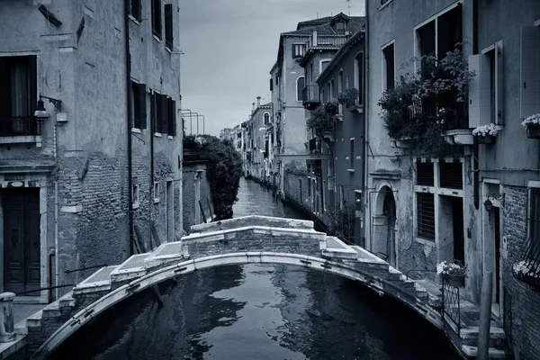 Ponte no canal de Veneza — Fotografia de Stock