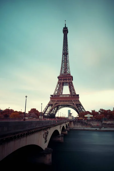 Eiffel-torony, a híd — Stock Fotó