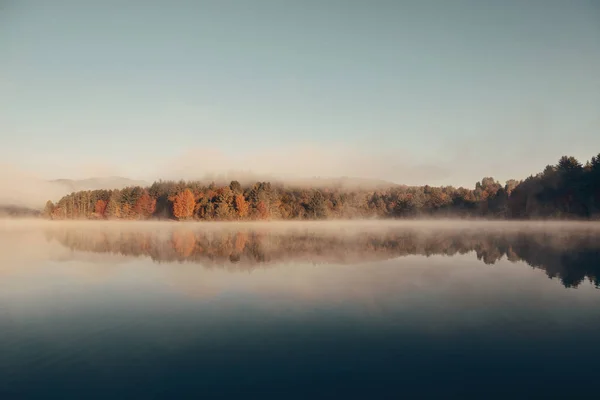 Névoa de folhagem de outono do lago — Fotografia de Stock