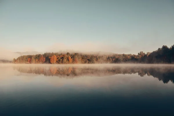 Niebla del follaje del lago otoño — Foto de Stock