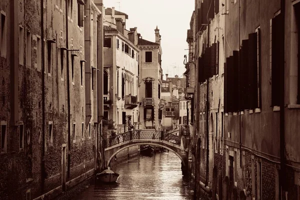 Vue sur le canal de Venise avec bâtiments historiques — Photo