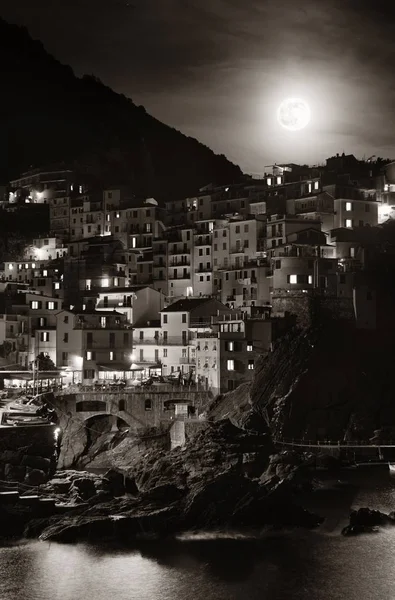 Manarola en Cinque Terre noche alba de la luna —  Fotos de Stock