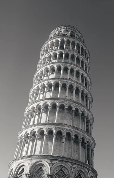 Pisa Kulesi yaslanmış