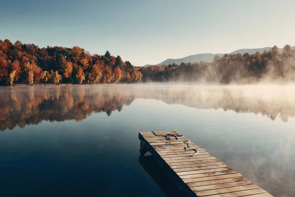 Sonbahar yaprakları ve sis göl
