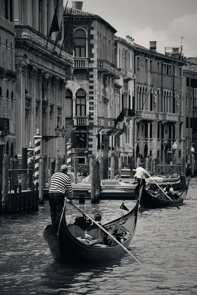 Gondola v průplavu v Benátkách — Stock fotografie