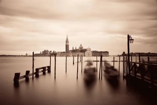 Gondola és a San Giorgio Maggiore-sziget — Stock Fotó