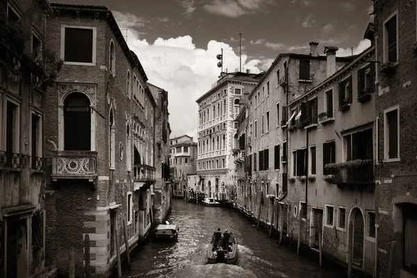 Blick auf venezianischen Kanal — Stockfoto