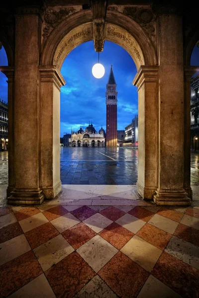 Piazza San Marco chodba noční pohled — Stock fotografie