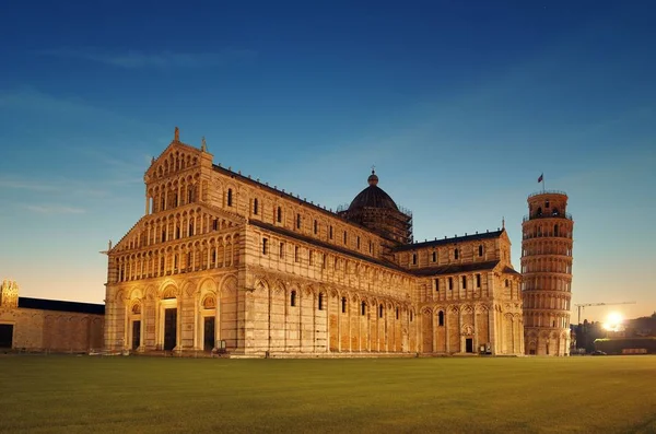 Torre inclinada catedral en Pisa noche — Foto de Stock