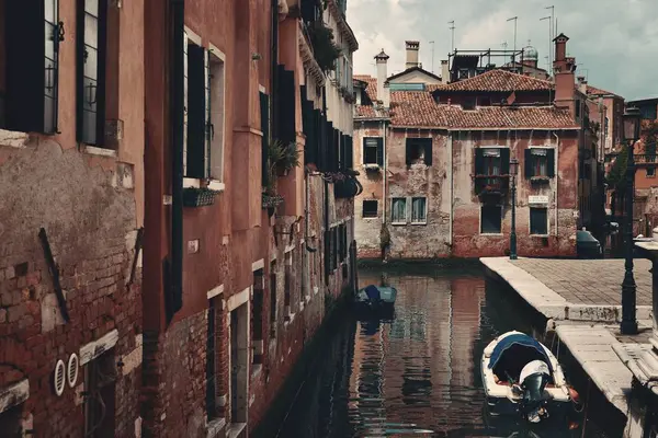 歴史的建造物とヴェネツィア運河の景色 — ストック写真