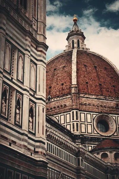 Duomo Santa Maria Del Fiore closeup sokakta — Stok fotoğraf