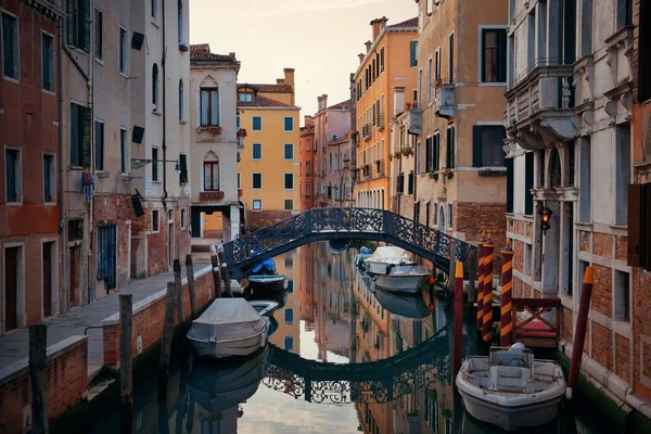 Venedig kanal vy med historiska byggnader — Stockfoto