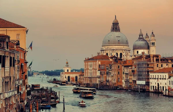 Gran Canal de Venecia amanecer y barco — Foto de Stock