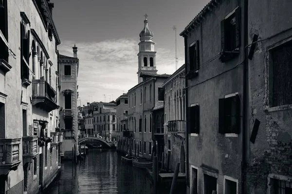 Venedik kanal manzaralı tarihi binalar