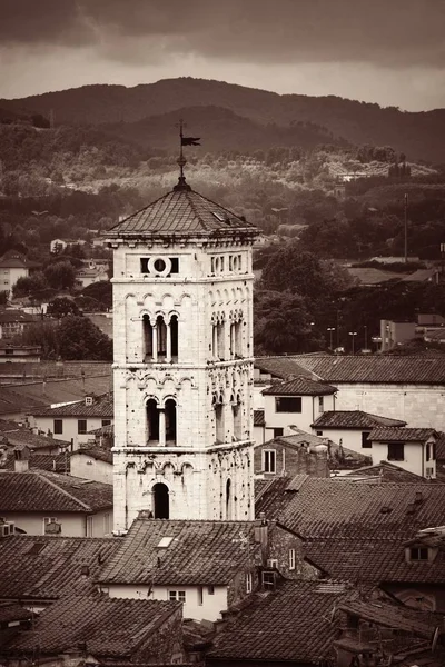 Klocktornet i Basilica di San Michele i Lucca — Stockfoto