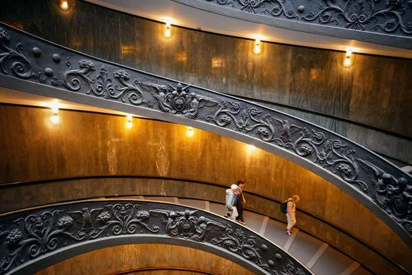 Спиральная лестница в музее Ватикана. — стоковое фото