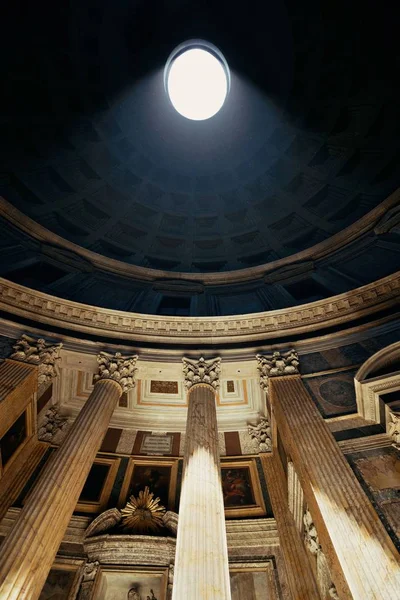 Pantheon-Innenraum mit Lichtstrahl — Stockfoto