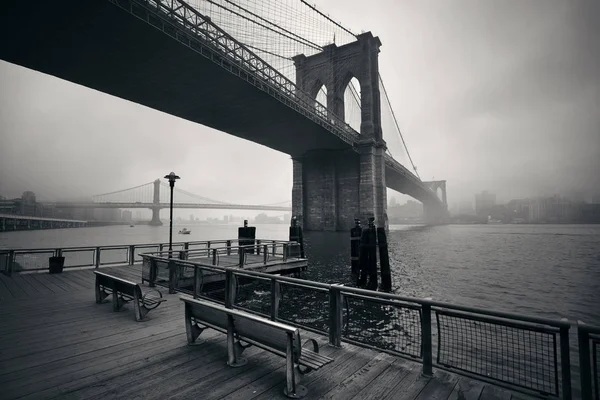 Бруклинский мост в туманный день — стоковое фото