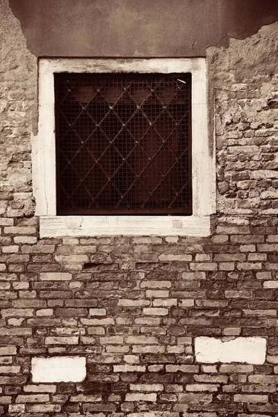 Detailní pohled z okna v historických budovách — Stock fotografie