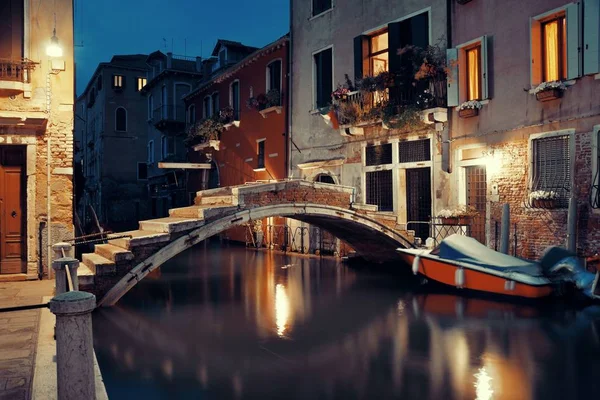 Puente nocturno canal Venecia — Foto de Stock