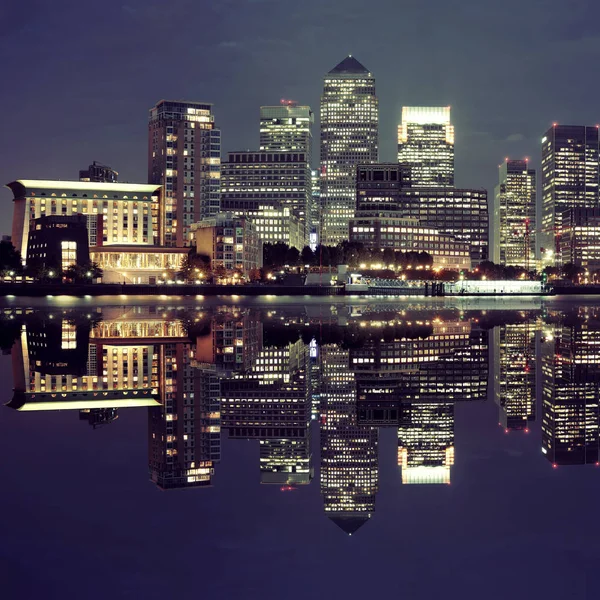 Лондонский причал Канари ночью — стоковое фото